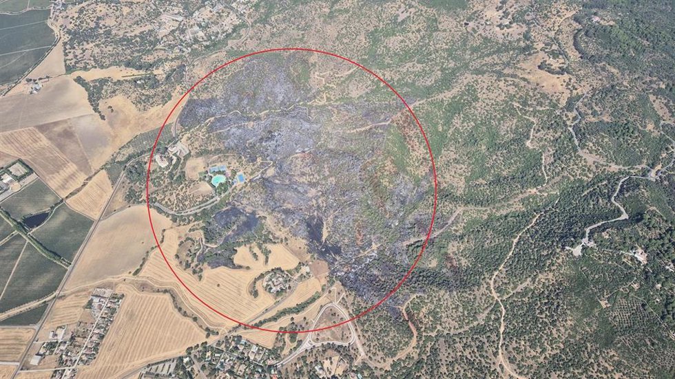 El incendio forestal junto al Castillo de la Albaida de Córdoba, declarado desde la tarde de este martes, 22 de julio, que ha afectado a unas 84 hectáreas de vegetación.