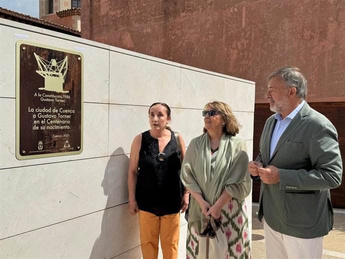 Cuenca coloca una placa por el centenario del nacimiento de Torner junto a su Monumento a la Constitución