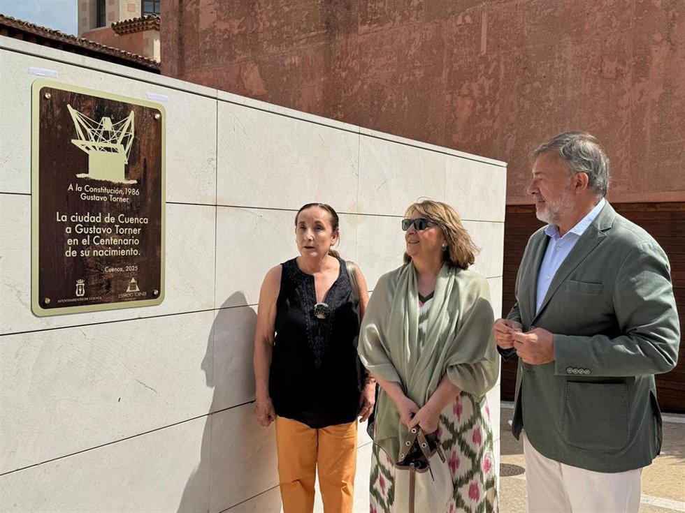 Cuenca coloca una placa por el centenario del nacimiento de Torner junto a su Monumento a la Constitución