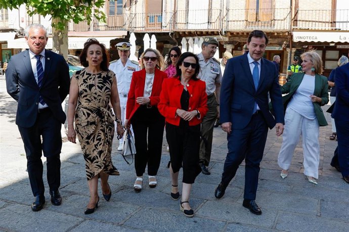 La Ministra De Defensa, Margarita Robles, Y El Presidente De La Junta De Castilla Y León, Alfonso Fernández Mañueco, Junto Con Otras Autoridades Regionales Y Locales, A Su Llegada Al Ayuntamiento De Toro.