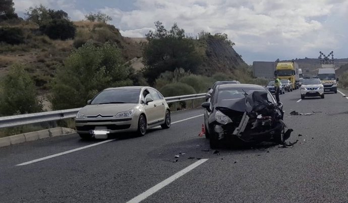 Cuatro vehículos implicados en una colisión múltiple en la A-3 a su paso por Minglanilla
