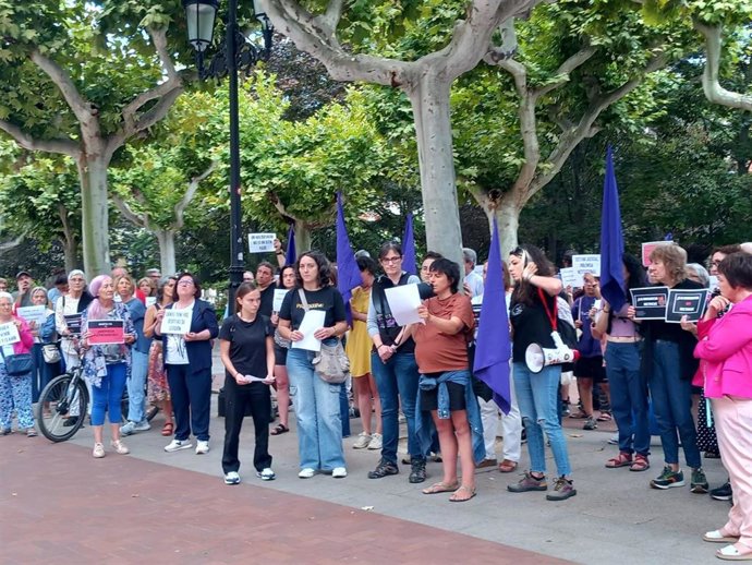 Una concentración pide en Logroño "una justicia con mayúsculas" que "escuche" al hijo de Juana Rivas