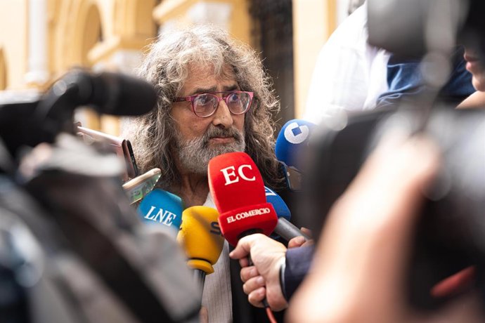 Miguel Trevín, hermano del expresidente Antonio Trevín, atiende a los medios a las puertas de la capilla ardiente instalada en la sede de Presidencia del Principado.