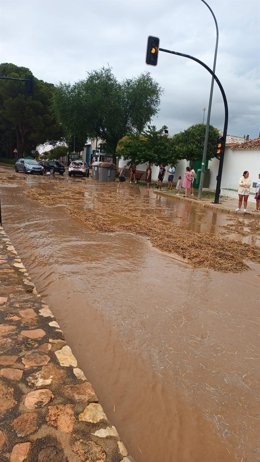 La rambla que cruza la pedanía albaceteña de Argamasón se desborda por las lluvias e inunda caminos y carreteras