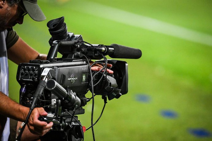 Archivo - A television camera during the French championship Ligue 1 football match between RC Lens and Stade Rennais (Rennes) on August 20, 2023 at Bollaert-Delelis stadium in Lens, France - Photo Matthieu Mirville / DPPI