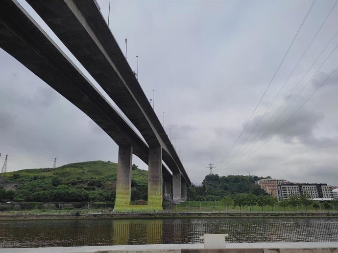 Archivo - Cielos grises sobre el puente de Rontegi, en Barakaldo (Bizkaia)