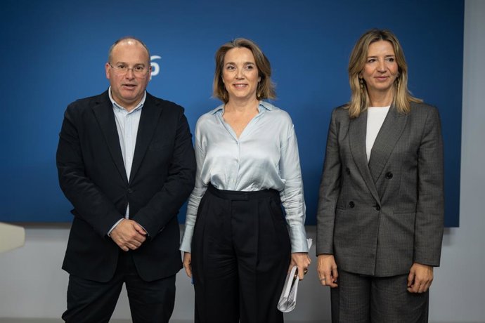 Archivo - (I-D) El portavoz del PP en el Congreso, Miguel Tellado, la secretaria general del PP, Cuca Gamarra y la portavoz del PP en el Senado, Alicia García, posan durante una rueda de prensa, en la sede del PP, a 24 de enero de 2025, en Madrid (España)