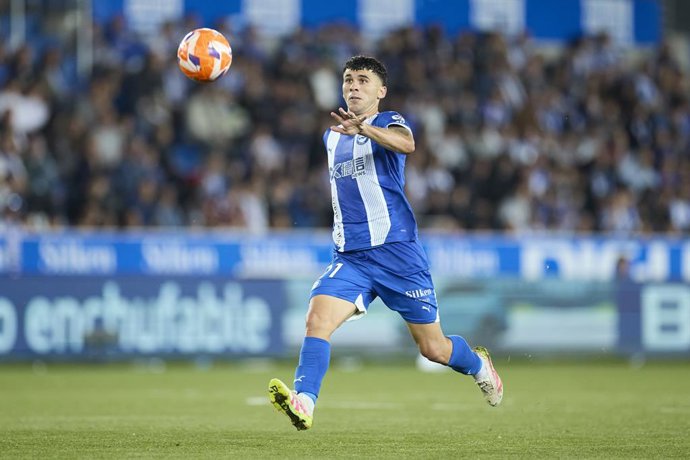 Archivo - Carles Alena of Deportivo Alaves in action during the LaLiga EA Sports match between Deportivo Alaves and CA Osasuna at Mendizorrotza on May 24, 2025, in Vitoria, Spain.