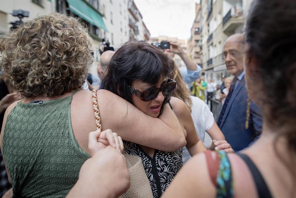 Llegada de Juana Rivas con su hijo menor al punto de encuentro familiar. A 22 de julio de 2025, en Granada (Andalucía, España).