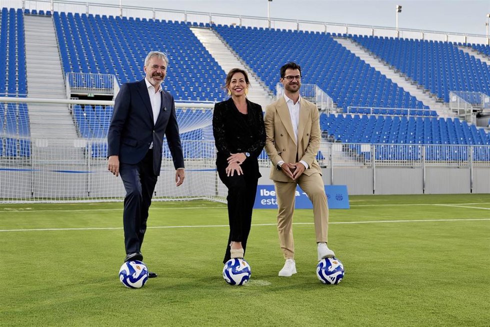 El presidente del Gobierno de Aragón, Jorge Azcón; la alcaldesa de Zaragoza, Natalia Chueca, y el director general del Real Zaragoza, Fernando López, en la inauguración.