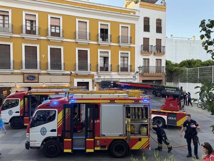 Imagen de los bomberos y la Policía Local actuando en la plaza de la Encarnación