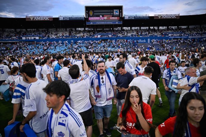 Archivo - Aficionados en el estadio de La Romareda durante el último partido oficial de fútbol, entre el Real Zaragoza y el Deportivo de la Coruña, antes de su desmontaje y demolición, a 25 de mayo de 2025, en Zaragoza, Aragón (España). Supone una cita hi