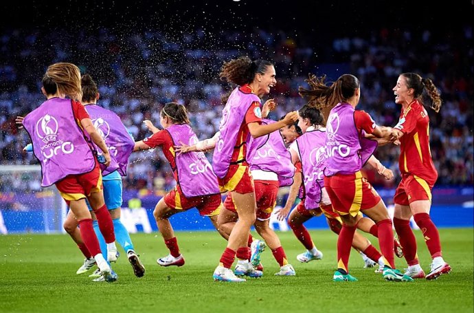 Os jogadores da seleção espanhola comemoram sua classificação para a final da Euro 2025 na Suíça.