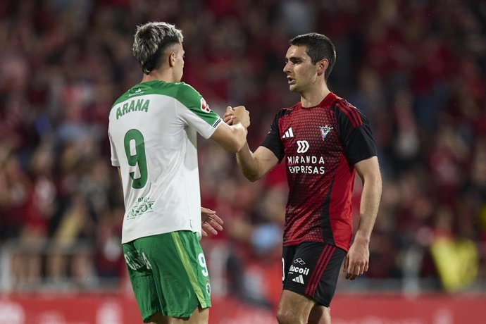 Archivo - Juan Carlos Arana of Real Racing Club de Santander salutes to Ander Martin of CD Mirandes during the LaLiga Hypermotion match between CD Mirandes and Racing Santander at Anduva on June 12, 2025, in Miranda de Ebro, Spain.