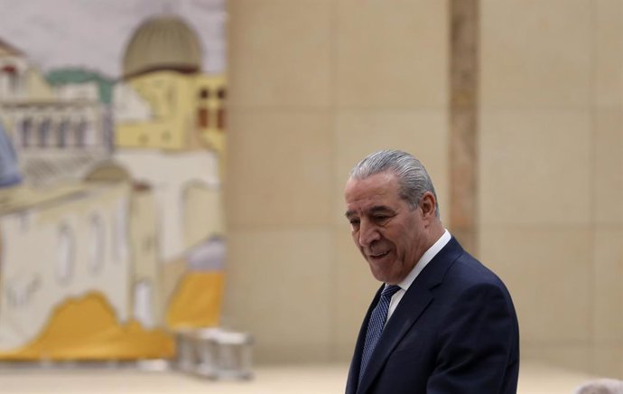 Archivo - RAMALLAH, April 27, 2025  -- Hussein al-Sheikh is seen during a Palestine Liberation Organization (PLO) Central Council meeting in the central West Bank city of Ramallah, on April 23, 2025. The PLO approved on Saturday the appointment of Hussein