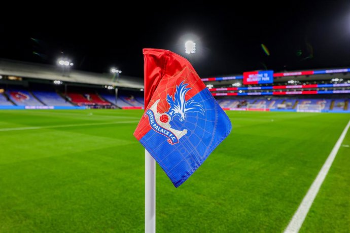 Archivo - Corner flag illustration during the English championship Premier League football match between Crystal Palace and Brighton and Hove Albion on 21 December 2023 at Selhurst Park in London, England - Photo Nigel Keene / ProSportsImages / DPPI