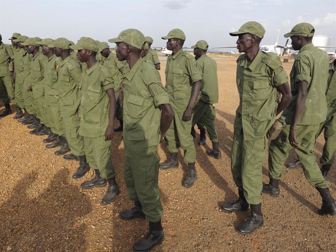 Archivo - Mar 27, 2016 - Juba, , South Sudan - ARUND 39 of The Sudan People's Liberation Army (SPLA) soldiers in Opposition arrive at Juba airport by UN plane from Malakal after the peace agreement signed between rebel forces and the Government in August 