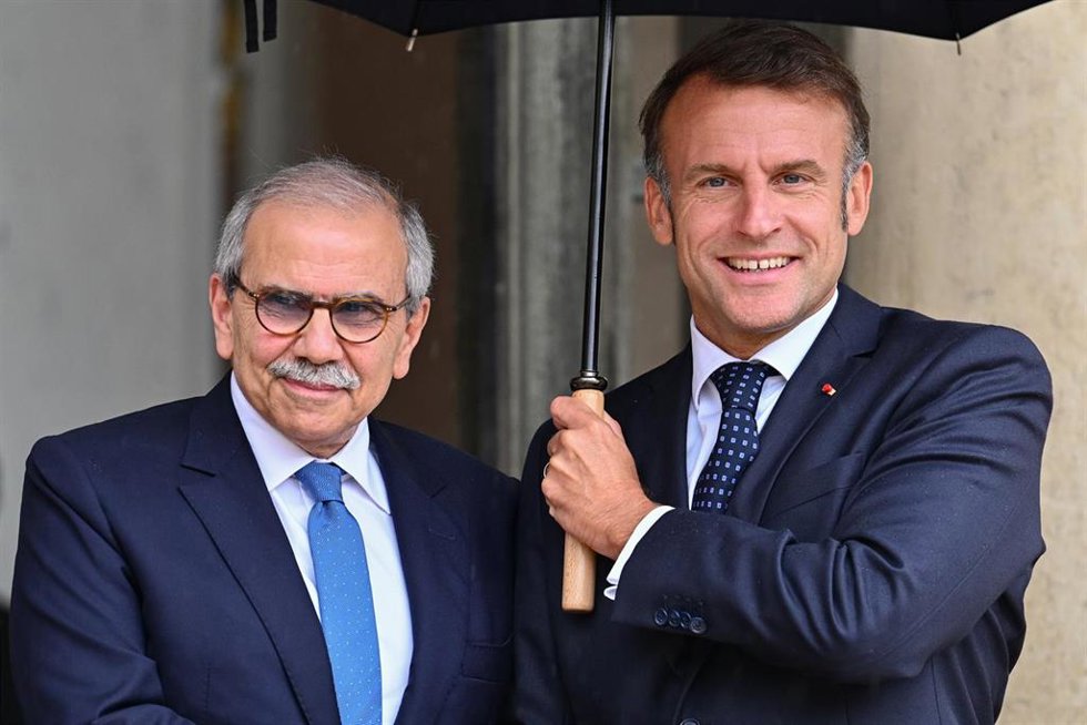 El presidente francés, Emmanuel Macron, recibe al primer ministro de Líbano, Nawaf Salam, para un almuerzo de trabajo en el Palacio del Elíseo, en París, Francia