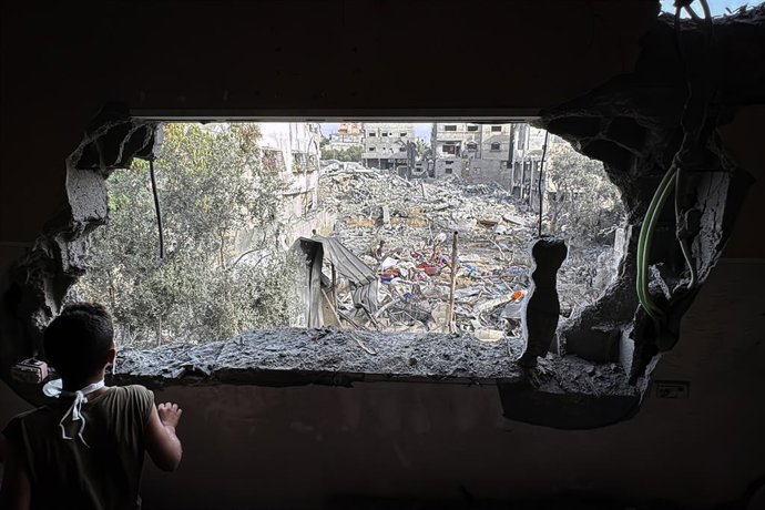 1 de julho de 2025, Dair El-Balah, Faixa de Gaza, Território Palestino: Palestinos inspecionam os escombros da casa da família Al-Aimawi, destruída por ataques aéreos israelenses em Al-Zawaideh, no centro da Faixa de Gaza, na terça-feira, 1º de julho de 2