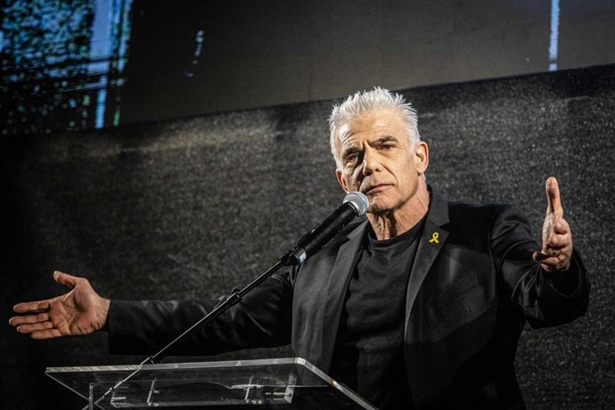 Archivo - Arquivo - 22 de março de 2025, Tel Aviv, Israel: O líder da oposição israelense Yair Lapid gesticula enquanto fala durante uma manifestação. Milhares de pessoas se manifestaram em Tel Aviv e em outros centros populacionais israelenses contra a d