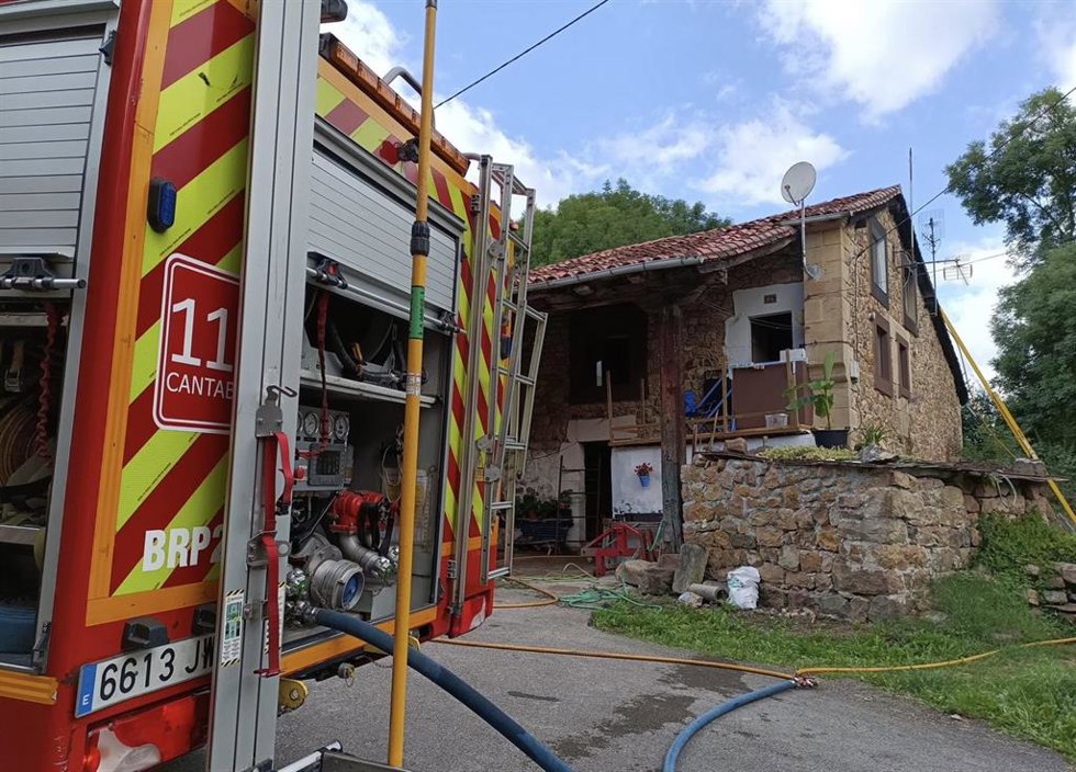 Bomberos extinguen un encendio en una vivienda.