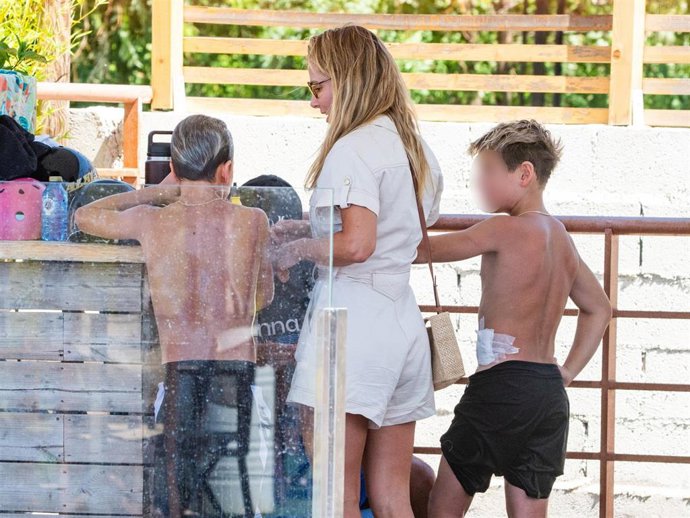 Elsa Pataky con sus hijos en una piscina de olas en un centro comercial, a 14 de julio de 2025, en Madrid (España)