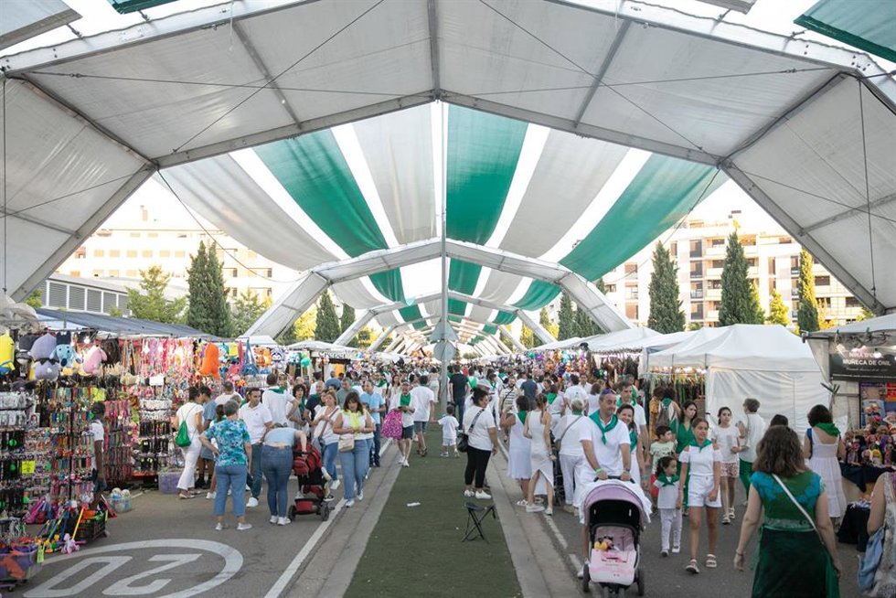 Archivo - Mercado ambulante de la avenida Monegros en 2024.