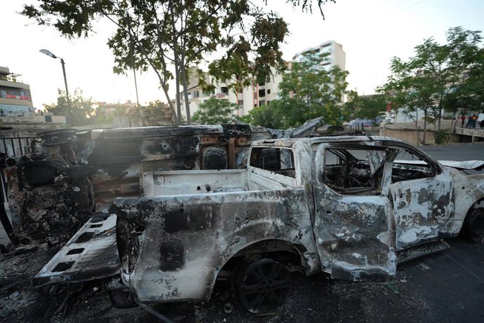 Vehicles calcinats arran del conflicte entre combatents drusos i militants beduïns als carrers de la ciutat de Suwayda, al sud de Síria