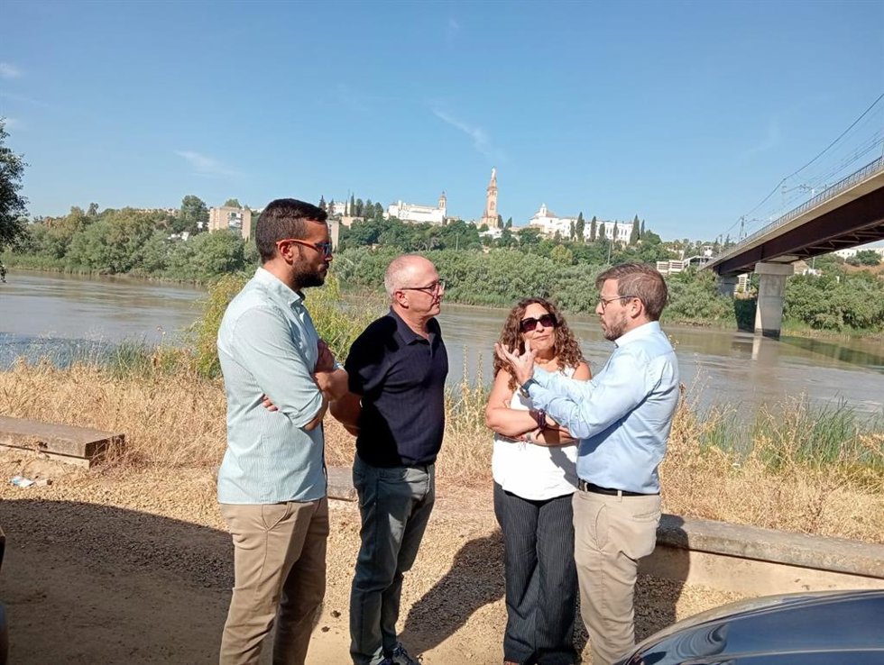 Toscano y Eva Patricia Bueno en el camino de la dehesa de Tablada