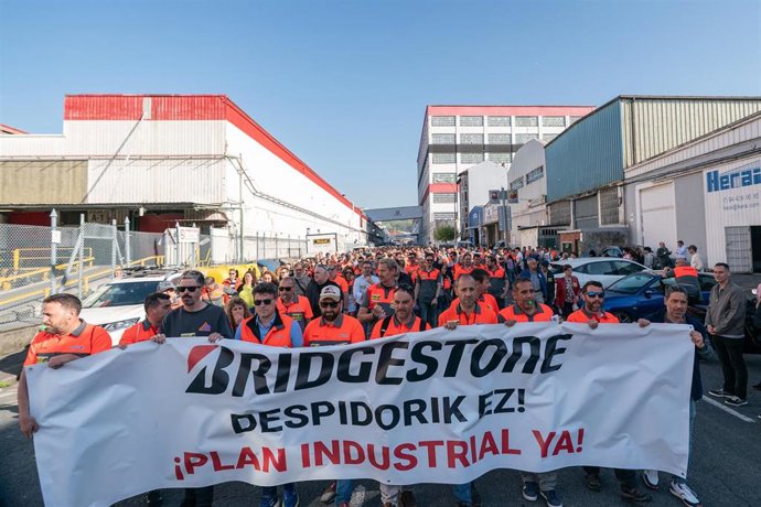 Archivo - Manifestación de la plantilla de Bridgestone en una jornada de huelga por el ERE, a 8 de abril de 2025, en Basauri (Bizkaia)