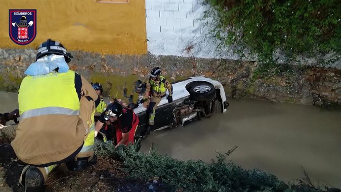 Imagen de la intervención de los Bomberos para rescatar al conductor