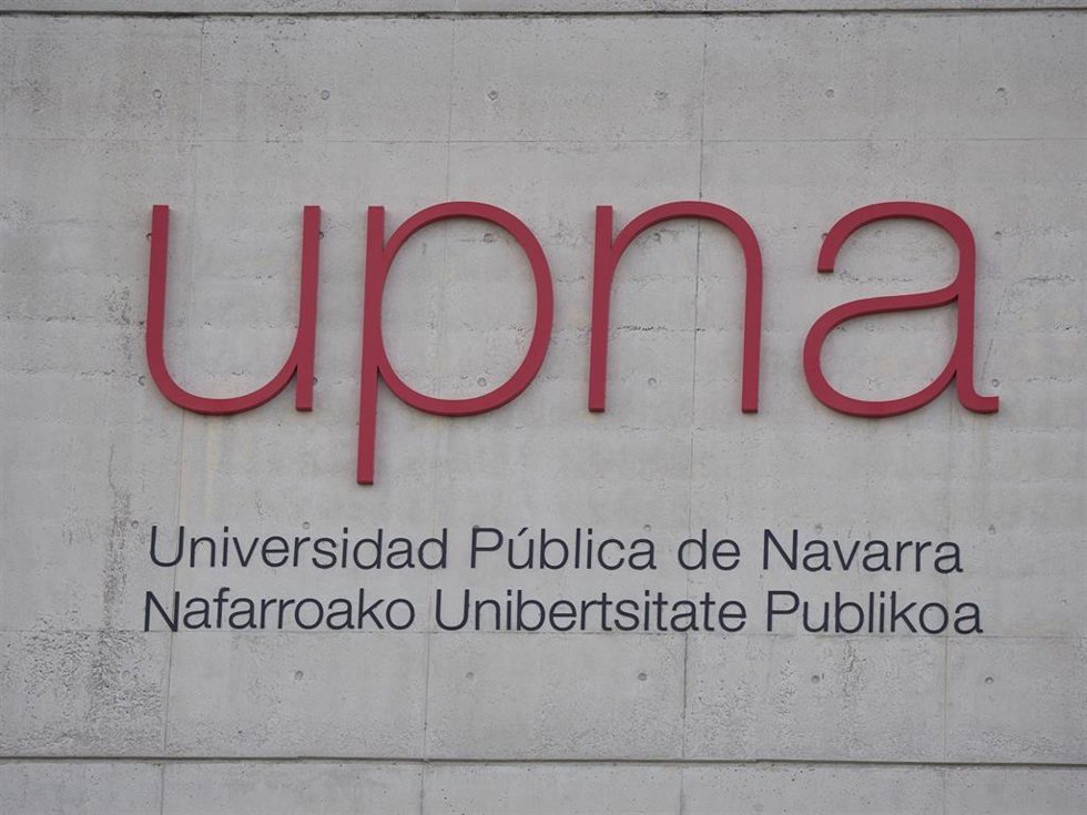 Archivo - Letrero de la Universidad Pública de Navarra.