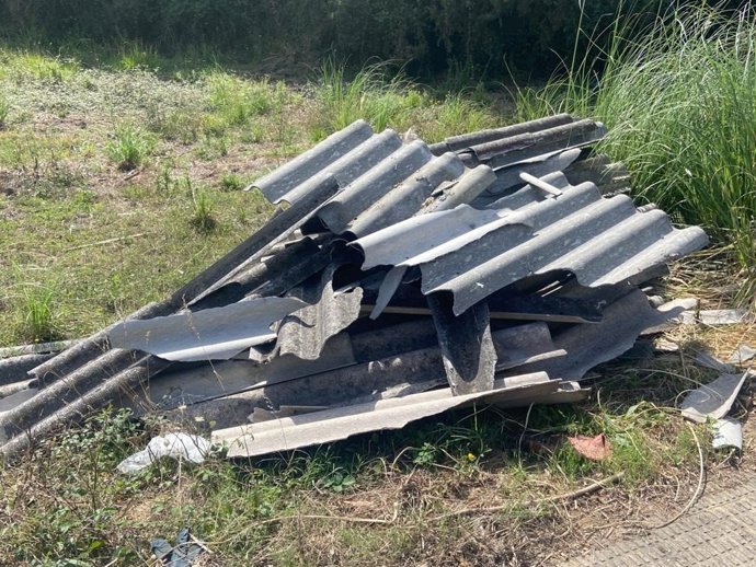 Archivo - Residuos de uralita en Castro Urdiales.