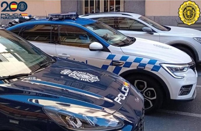 Archivo - Vehículos de la Policía Nacional y Municipal de Valladolid.