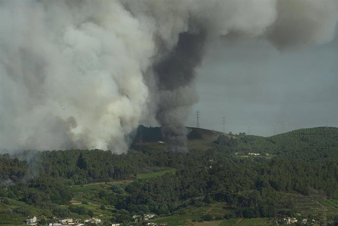 Archivo - Arquivo - Vista do incendio desde Sampaio, alén do río, a 27 de xullo de 2022, en Castrelo de Miño, Ourense, Galicia (España). O incendio forestal queimou un seis hectáreas, segundo estimación provisional de Medio Rural. A Consellería infor