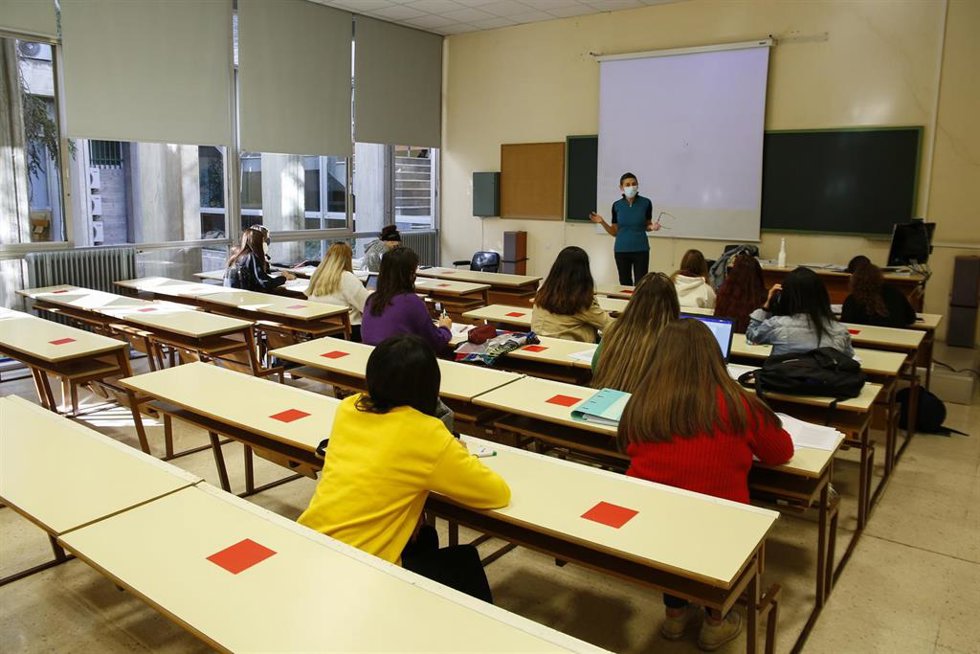 Archivo - Imagen de archivo de una clase en la Universidad de Granada.
