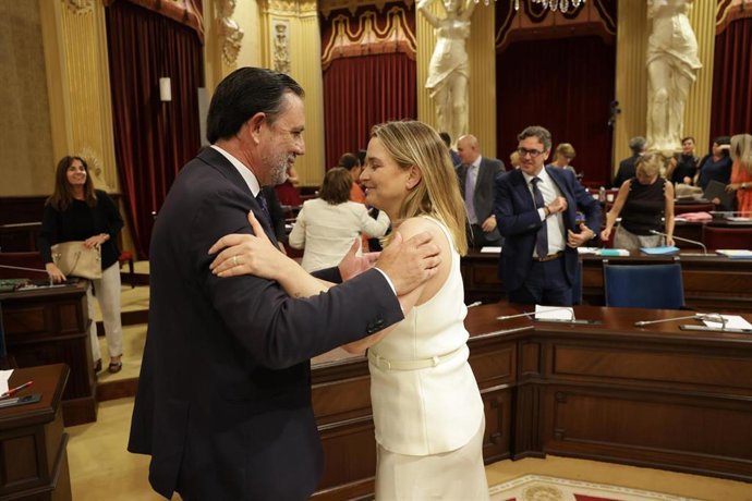 La presidenta del Govern, Marga Prohens, felicita al conseller de Empresa, Autónomos y Energía, Alejandro Sáenz de San Pedro, después de la aprobación de la ley de polígonos en el Parlament.