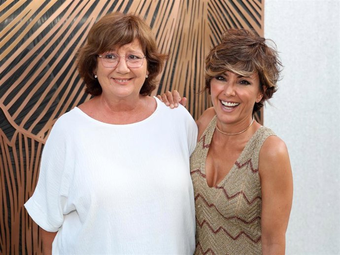 Sonsoles Ónega acompañada de Olga Viza llega a la fiesta para celebrar el final de temporada de su programa de televisión, 'Y ahora Sonsoles', a 23 de julio de 2025, en Madrid (España).