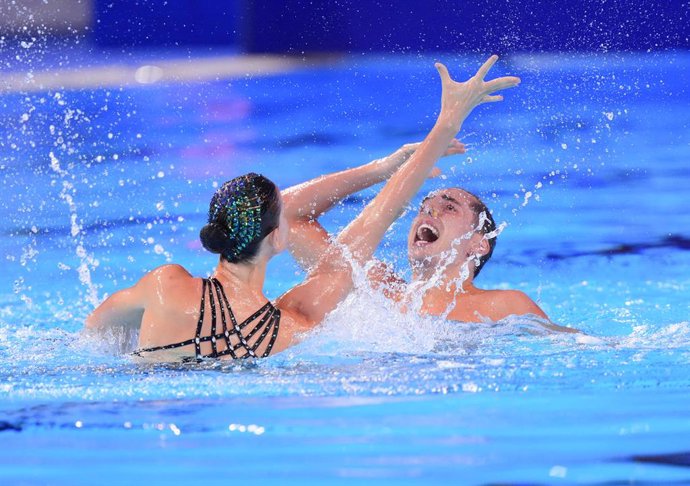 SINGAPORE, July 25, 2025  -- Dennis Gonzalez Boneu/Iris Tio Casas of Spain compete during the mixed duet free final of artistic swimming at the World Aquatics Championships in Singapore, July 25, 2025.