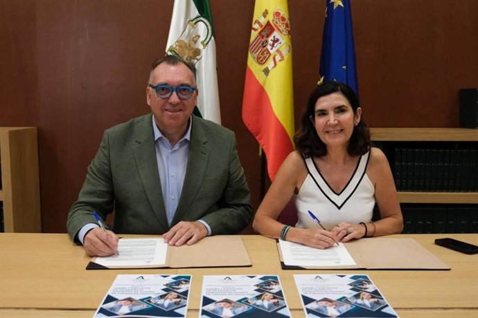 Arturo Bernal y Rocío Blanco formalizan un Protocolo General de Actuación entre las consejerías de Empleo, Empresa y Autónomo y de Turismo y Andalucía Exterior.