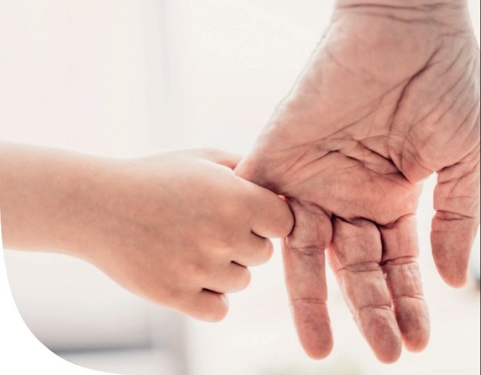 Archivo - Imagen del informe de Aldeas Infantiles SOS en la que un abuelo coge de la mano a su nieto.