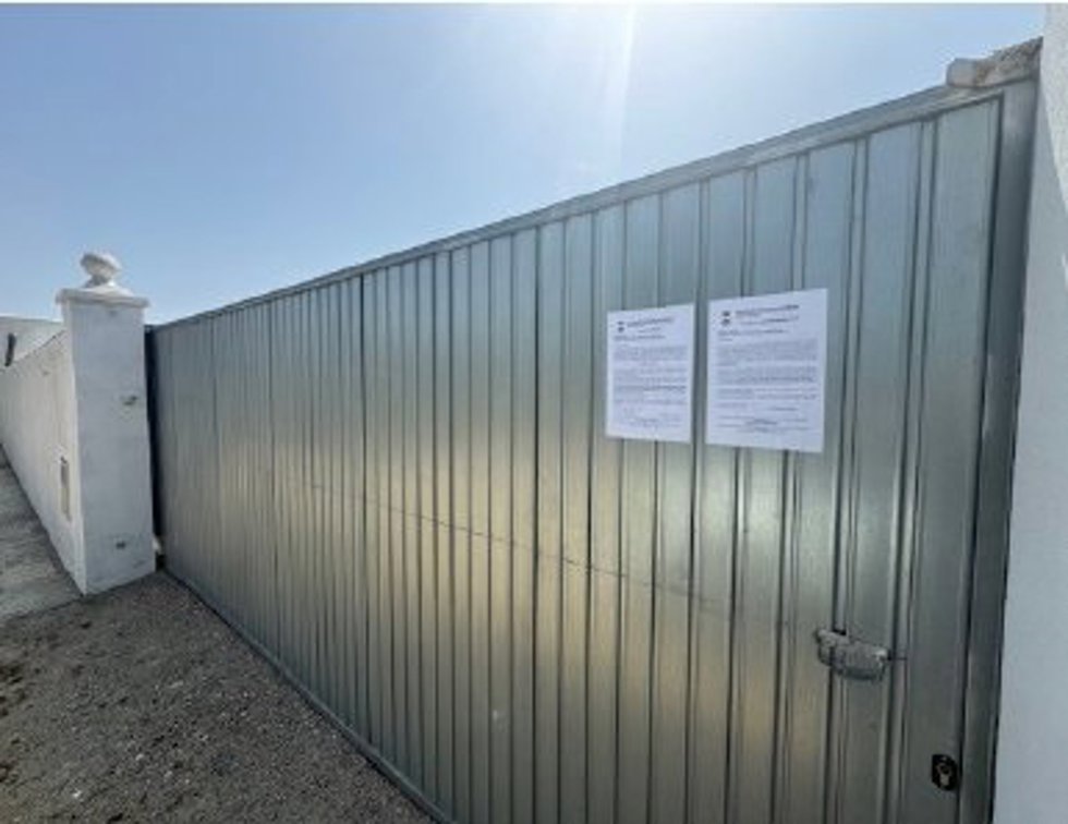 Parcela precintada en Chiclana por construir en suelo rústico.