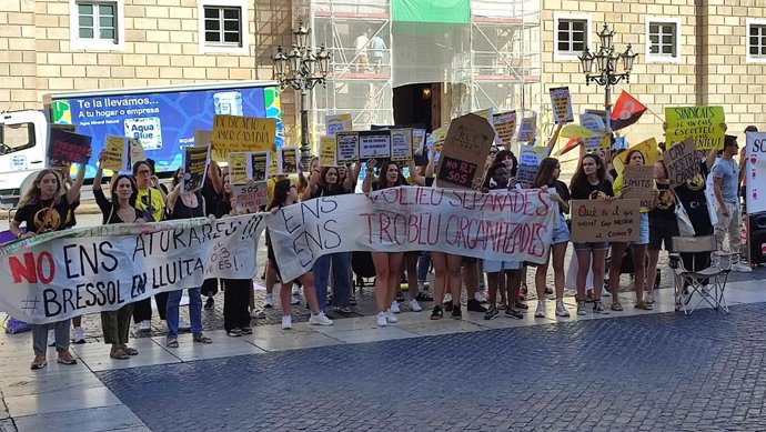 Protesta dels mestres davant l'Ajuntament de Barcelona