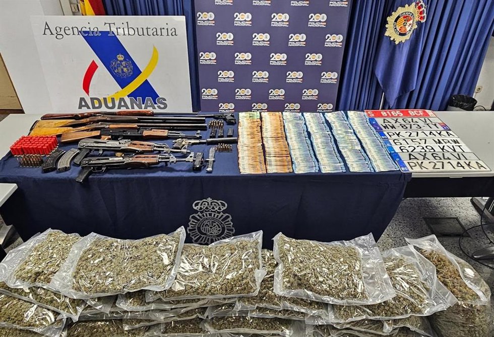 Imagen de la droga, armas y demás efectos intervenidos en la operación
