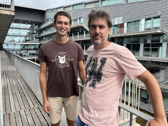 Los investigadores del Instituto de Investigación del Hospital del Mar Xoel Mato-Blanco y Gabriel Santpere