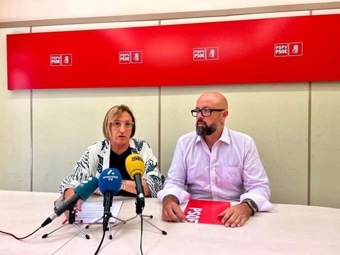 Archivo - La portavoz del PSPV en el Ayuntamiento de Alicante, Ana Barceló (i), y el concejal socialista Emilio Ruiz (d), en una imagen de archivo