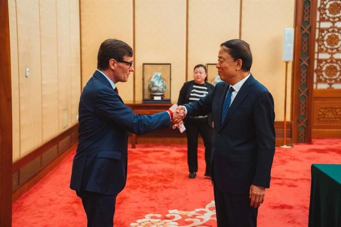 El presidente de la Generalitat, Salvador Illa, con el vicepresidente de la Asamblea Popular Nacional de China, Wu Weihua
