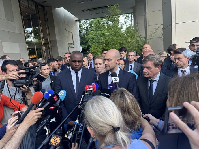 Archivo - GENEVA, June 21, 2025  -- This photo taken with a mobile phone shows German Foreign Minister Johann Wadephul (C-R), British Foreign Secretary David Lammy (C-L) and French Foreign Minister Jean-Noel Barrot (C) meeting with the media in Geneva, Sw