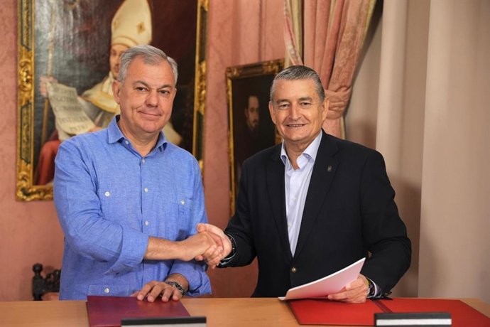De izquierda a derecha, el alcalde de Sevilla, José Luis Sanz, y el consejero de la Presidencia, Interior, Diálogo Social y Simplificación Administrativa, Antonio Sanz, firman un convenio para la formación de policías locales.