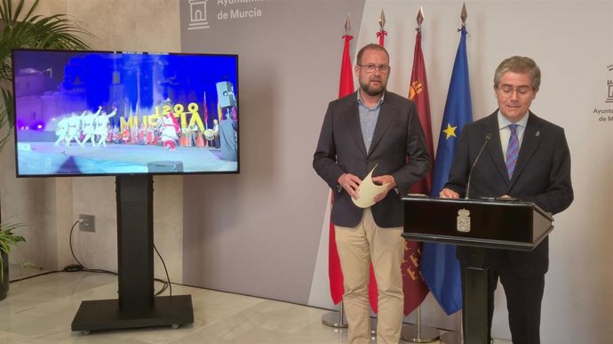 El edil Jesús Pacheco, junto a José Guillén, en la rueda de prensa